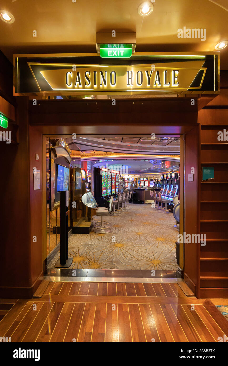 L'ingresso al Royal Casino a bordo di una Royal Caribbean Cruise Ship. La camera dispone di un sacco di giochi da tavolo e slot machines per gli ospiti. Foto Stock