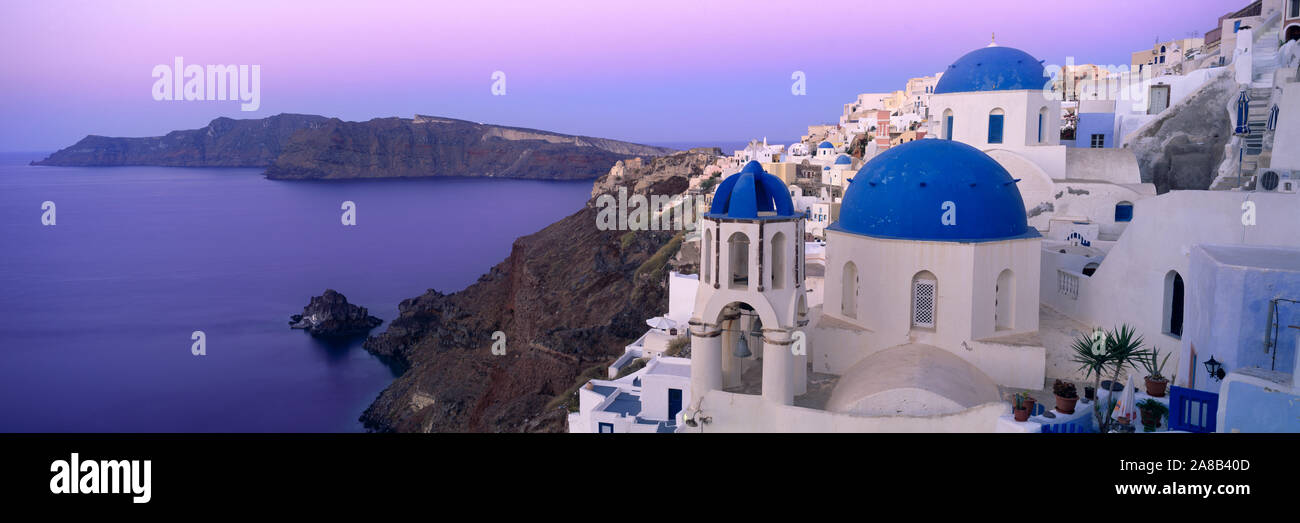 Elevato angolo di visione degli edifici su una collina, Oia - Santorini, Grecia Foto Stock