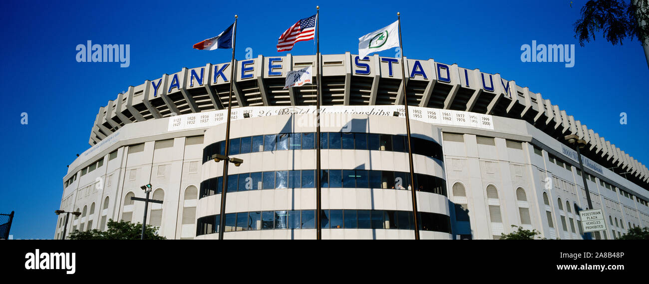 Bandiere di fronte allo Stadio Yankee Stadium di New York City, New York, Stati Uniti d'America Foto Stock