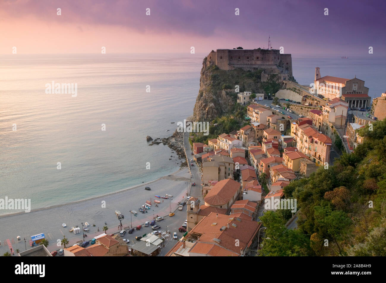 Angolo di alta vista di una città e di un castello su una scogliera, Castello Ruffo Scilla, Calabria, Italia Foto Stock