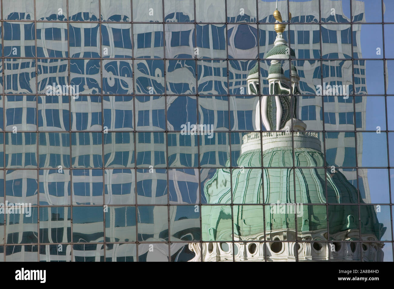 La riflessione di una cupola sulla parte anteriore in vetro di un edificio vecchio Courthouse, St. Louis, Missouri, Stati Uniti d'America Foto Stock