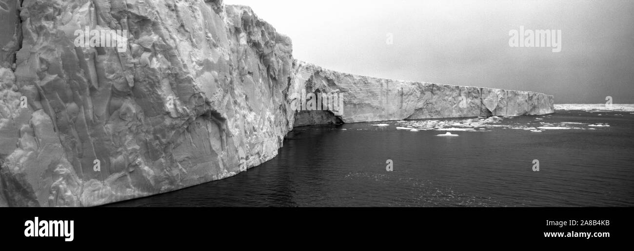 Ripiano di ghiaccio presso la costa Isole Svalbard, Norvegia Foto Stock