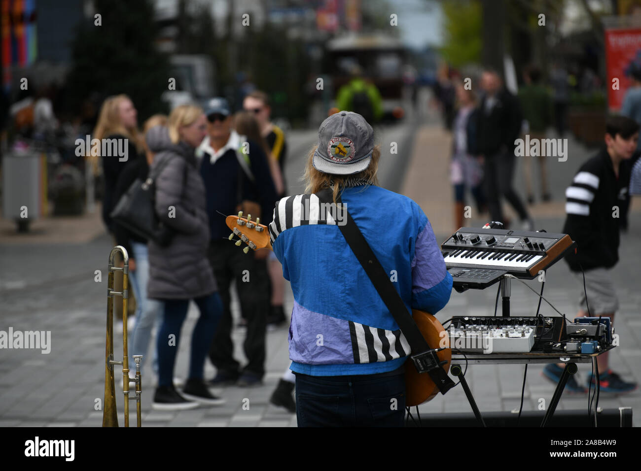 CHRISTCHURCH, Nuova Zelanda, 12 ottobre 2019: musicista Ruben Stone intrattiene una folla di turisti e spettatori nei pressi del ponte di Christchurch di Remem Foto Stock