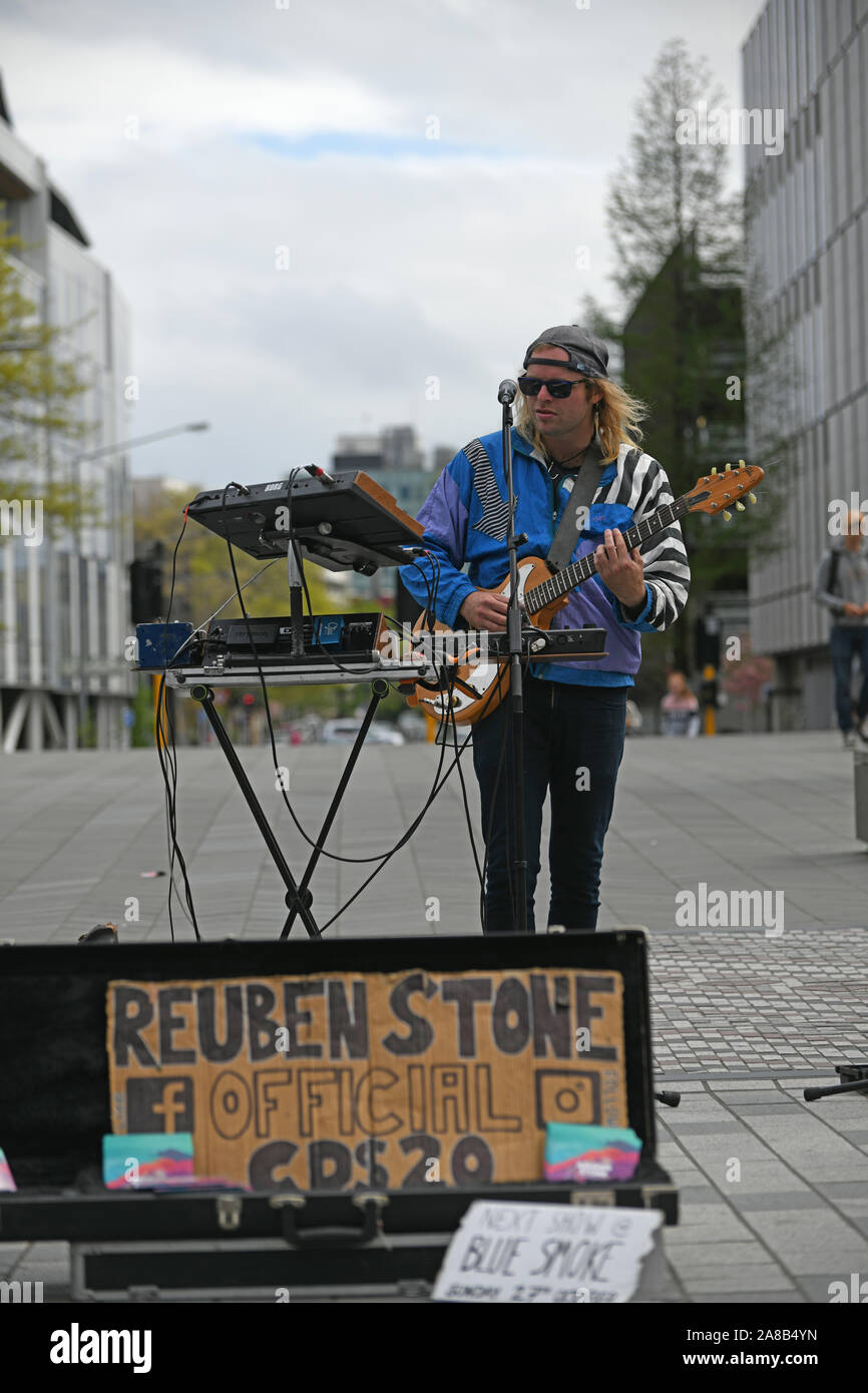 CHRISTCHURCH, Nuova Zelanda, 12 ottobre 2019: musicista Ruben Stone intrattiene una folla di turisti e spettatori nei pressi del ponte di Christchurch di Remem Foto Stock