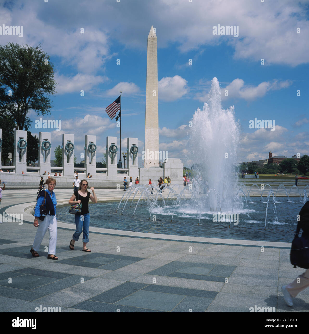 I turisti in un memorial, il Washington Monument, il National Memoriale della Seconda Guerra Mondiale, Washington DC, Stati Uniti d'America Foto Stock