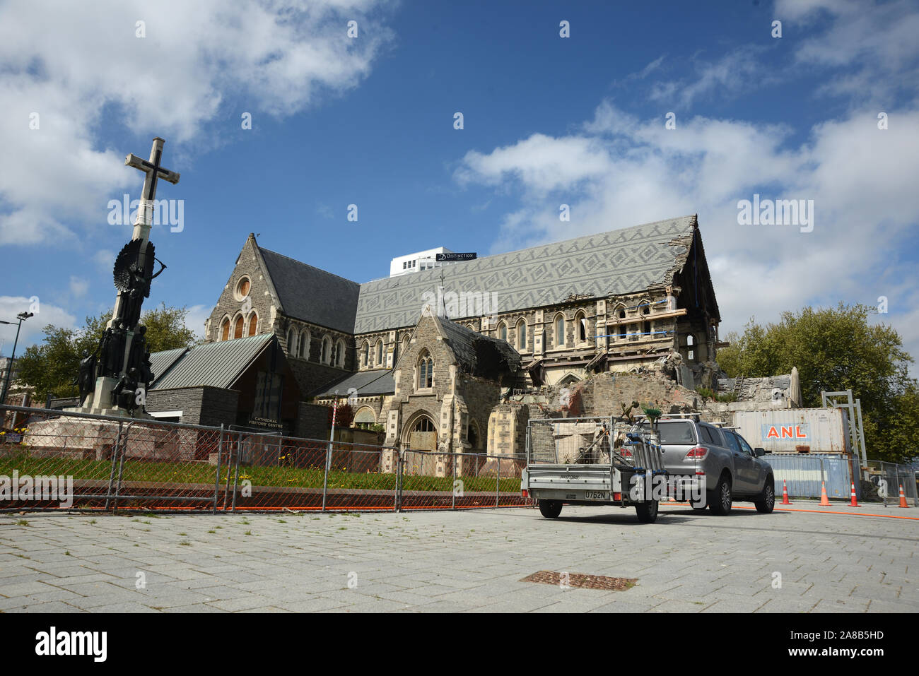 CHRISTCHURCH, Nuova Zelanda, 12 ottobre 2019: un veicolo per manutenzione entra nella Cattedrale anglicana composto nel centro di Christchurch come lavori di restauro Foto Stock