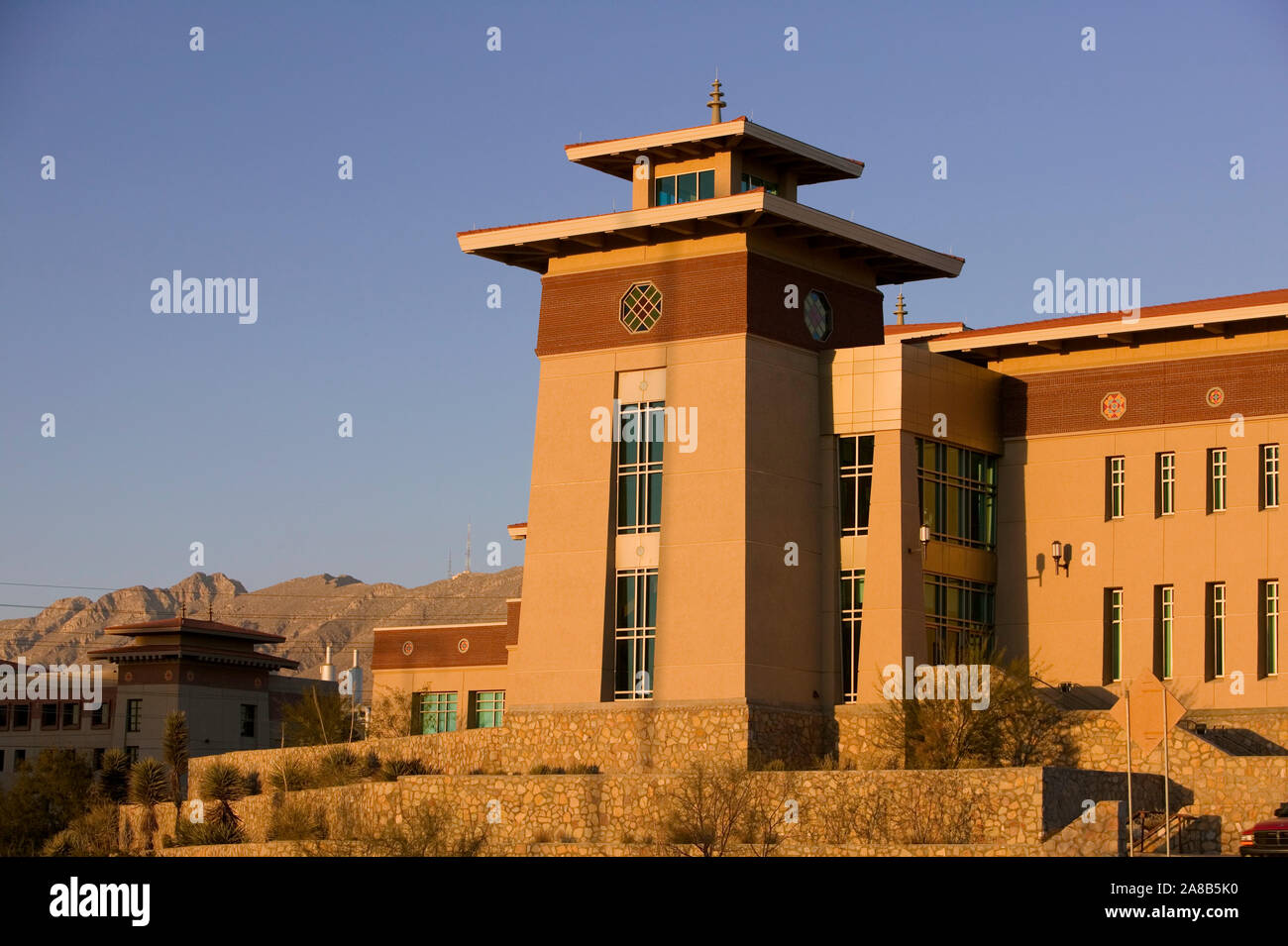 Basso angolo di visione di un edificio educativo, University of Texas, El Paso, Texas, Stati Uniti d'America Foto Stock