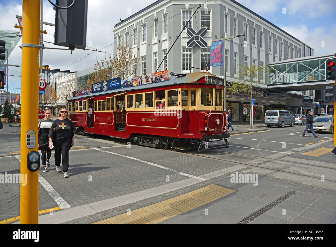 CHRISTCHURCH, Nuova Zelanda, 12 ottobre 2019: la gente sul tram tour centro di Christchurch Foto Stock