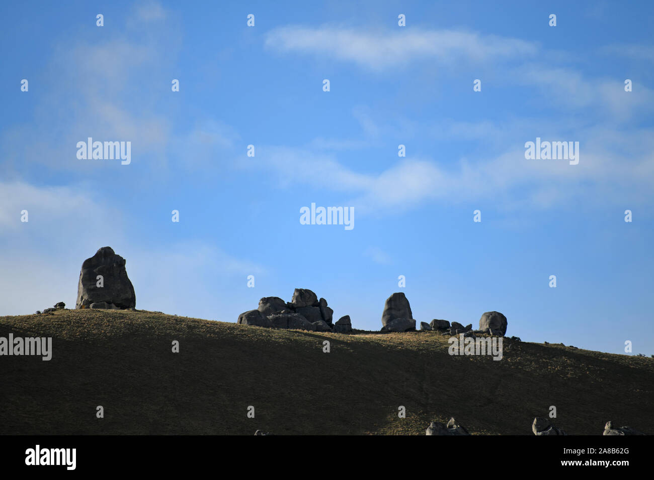 Formazioni di nubi aleggiare oltre il paesaggio roccioso a Castle Hill, Isola del Sud, Nuova Zelanda Foto Stock