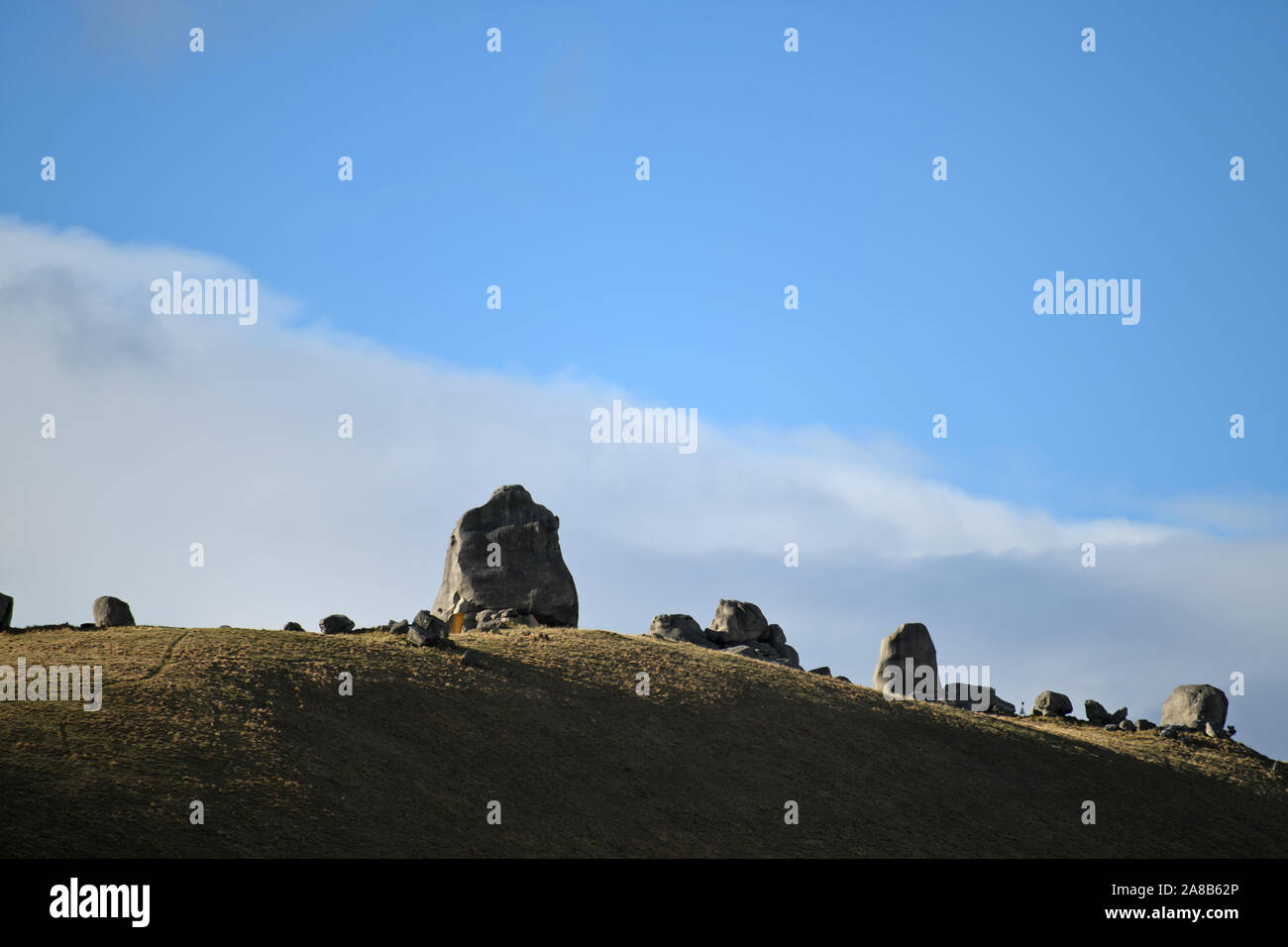 Strane formazioni nuvolose aleggiare oltre il paesaggio roccioso a Castle Hill, Isola del Sud, Nuova Zelanda Foto Stock