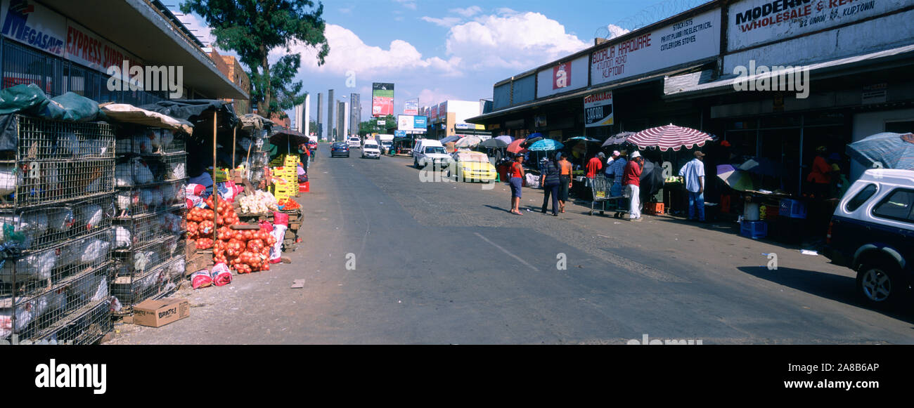 Strada che passa attraverso un mercato, Soweto, Sud Africa Foto Stock