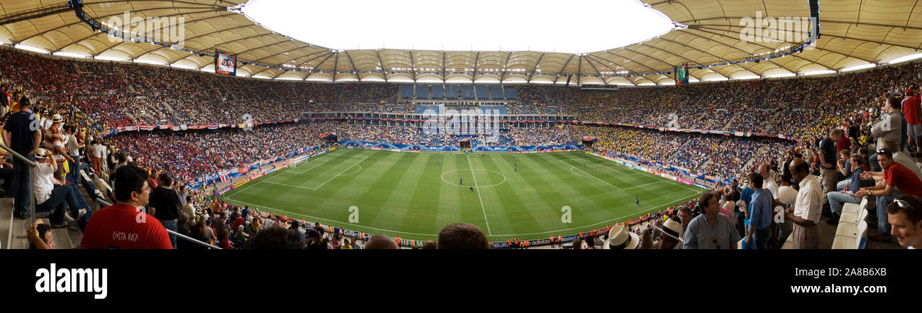 La folla in uno stadio per guardare una partita di calcio, Amburgo, Germania Foto Stock