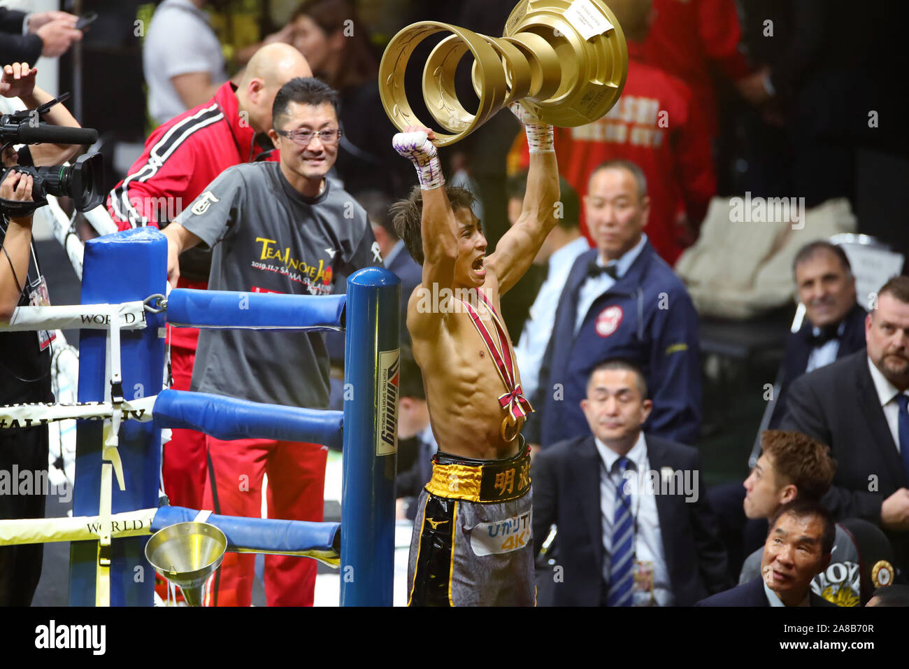 Diventare il unified IBF e WBA Peso gallo campione. 7 Nov, 2019. Naoya Inoue (JPN), 7 novembre 2019 - Pugilato : finale del World Boxing Super Serie - Peso gallo torneo, a Saitama Super Arena, Saitama, Giappone. Inoue ha vinto la lotta per diventare il unified IBF e WBA Peso gallo campione. Credito: YUTAKA AFLO/sport/Alamy Live News Foto Stock
