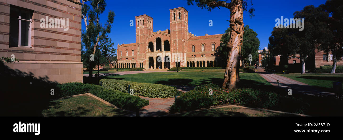 Facciata di un edificio educativo, Royce Hall dell'Università di California, la città di Los Angeles, California, Stati Uniti d'America Foto Stock