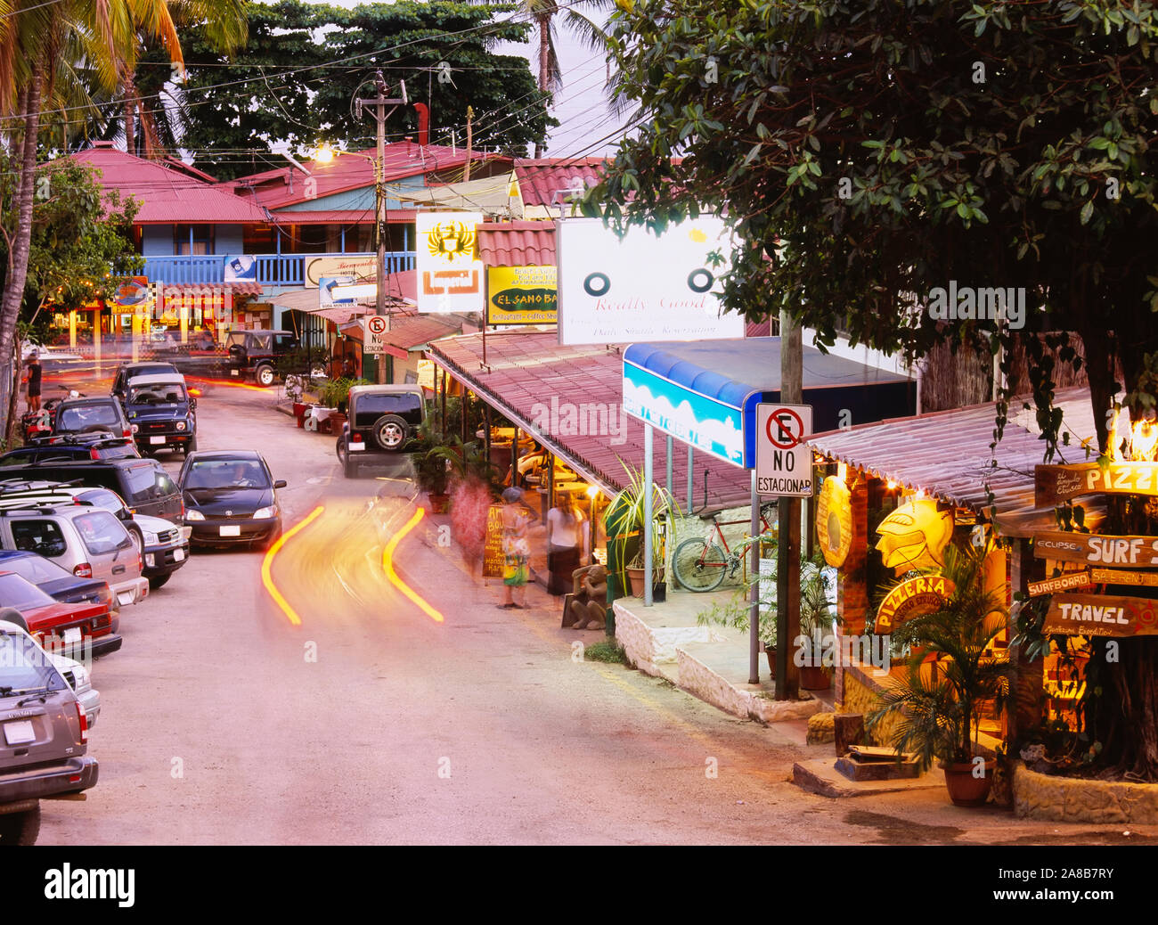 Angolo di alta vista di auto parcheggiata su una strada, Montezuma, Costa Rica Foto Stock