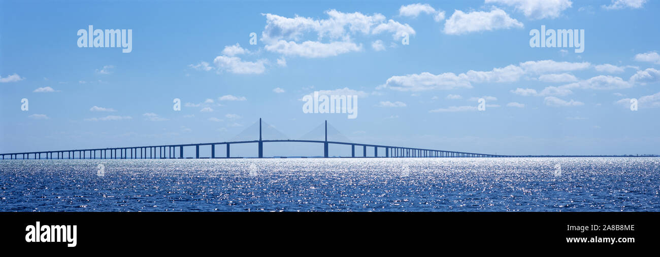 Ponte attraverso una baia, Sunshine Skyway Bridge, Baia di Tampa, Florida, Stati Uniti d'America Foto Stock