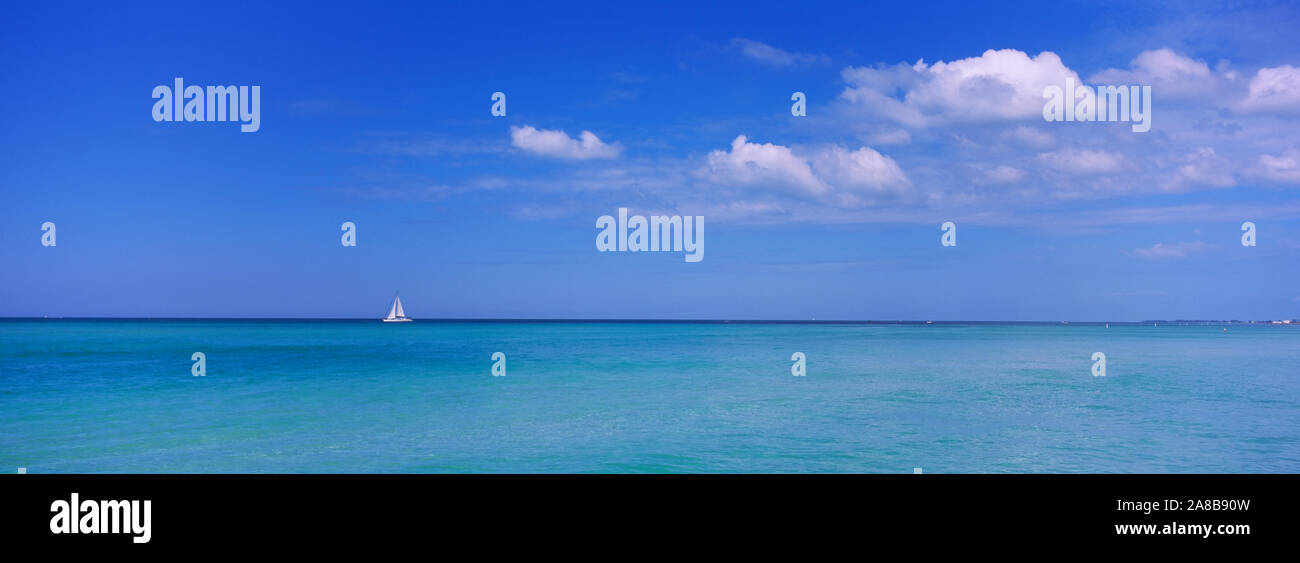 Barca a vela in mare, Coquina Beach, Anna Maria Island, lamantino, Florida, Stati Uniti d'America Foto Stock