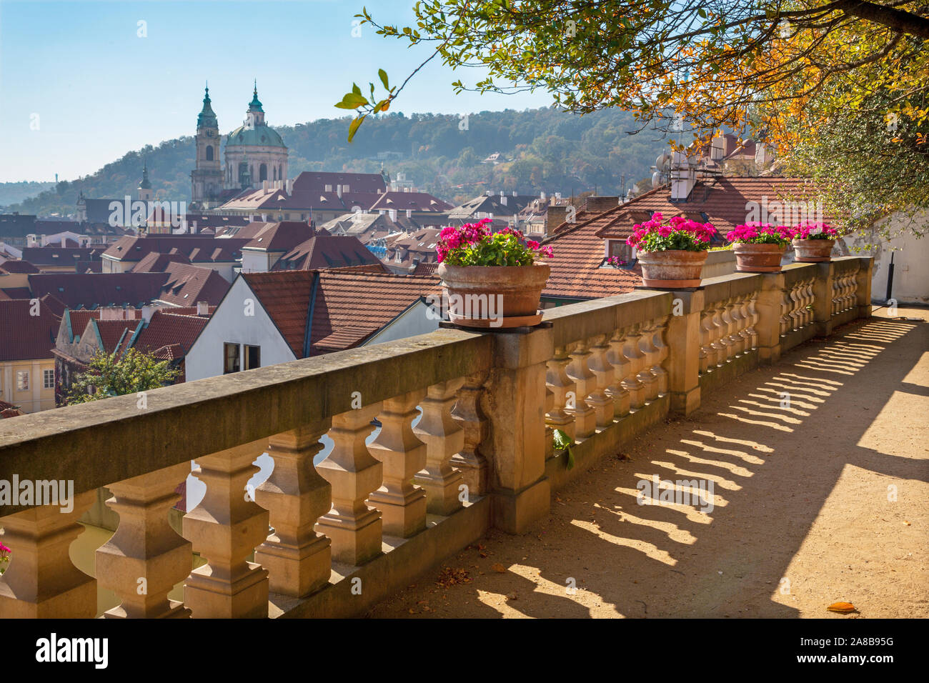 Praga - il panorama dai giardini sotto il castello di Mala Strana e della chiesa di San Nicola. Foto Stock