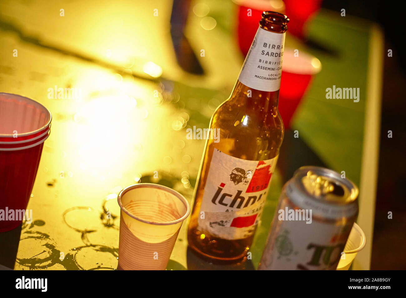 Il rimane dopo un selvaggio a base di alcol party Foto Stock