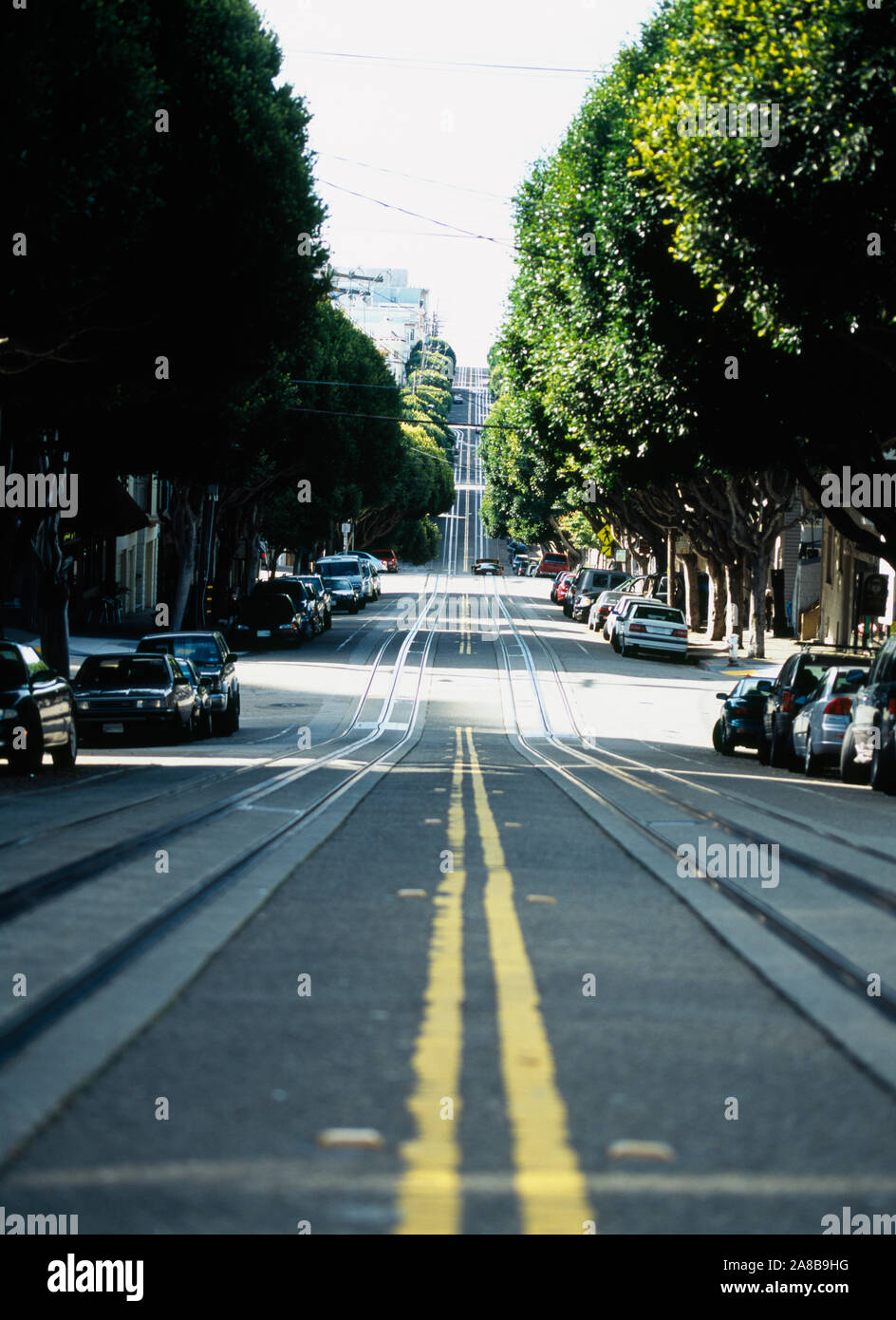 Auto sulla strada lungo il trolley le vie di San Francisco, California, Stati Uniti d'America Foto Stock