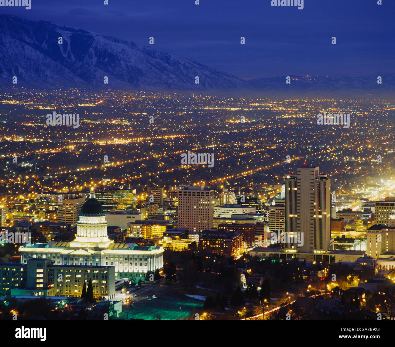 Elevato angolo di visione degli edifici è illuminato di notte in una città, lo State Capitol Building, Salt Lake City, Utah, Stati Uniti d'America Foto Stock