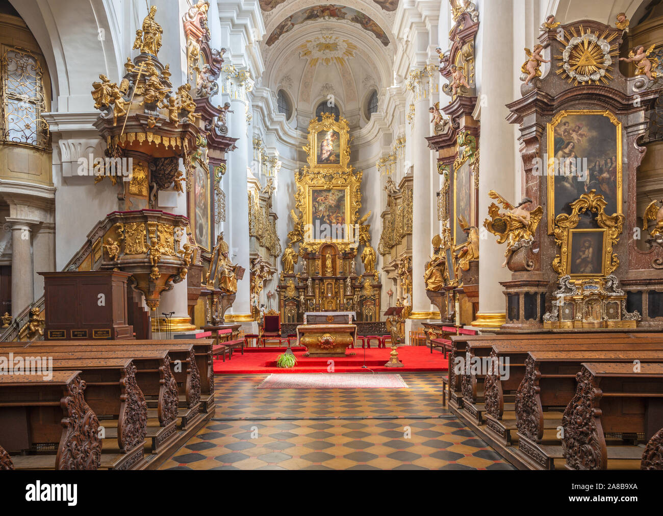 Praga, Repubblica Ceca - 12 ottobre 2018: la barocca chiesa kostel Svatého Tomáše con gli affreschi di Václav Vavřinc Reiner (1689 - 1743). Foto Stock