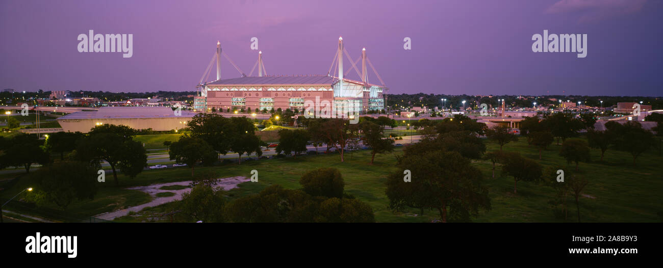 Angolo di alta vista di un edificio accesa fino al crepuscolo, AT&T Center di San Antonio Spurs, San Antonio, Texas, Stati Uniti d'America Foto Stock