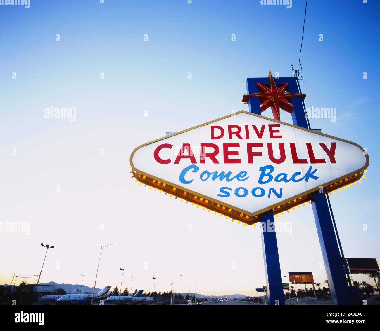 Basso angolo di visione di un cartello, Las Vegas, Nevada, STATI UNITI D'AMERICA Foto Stock