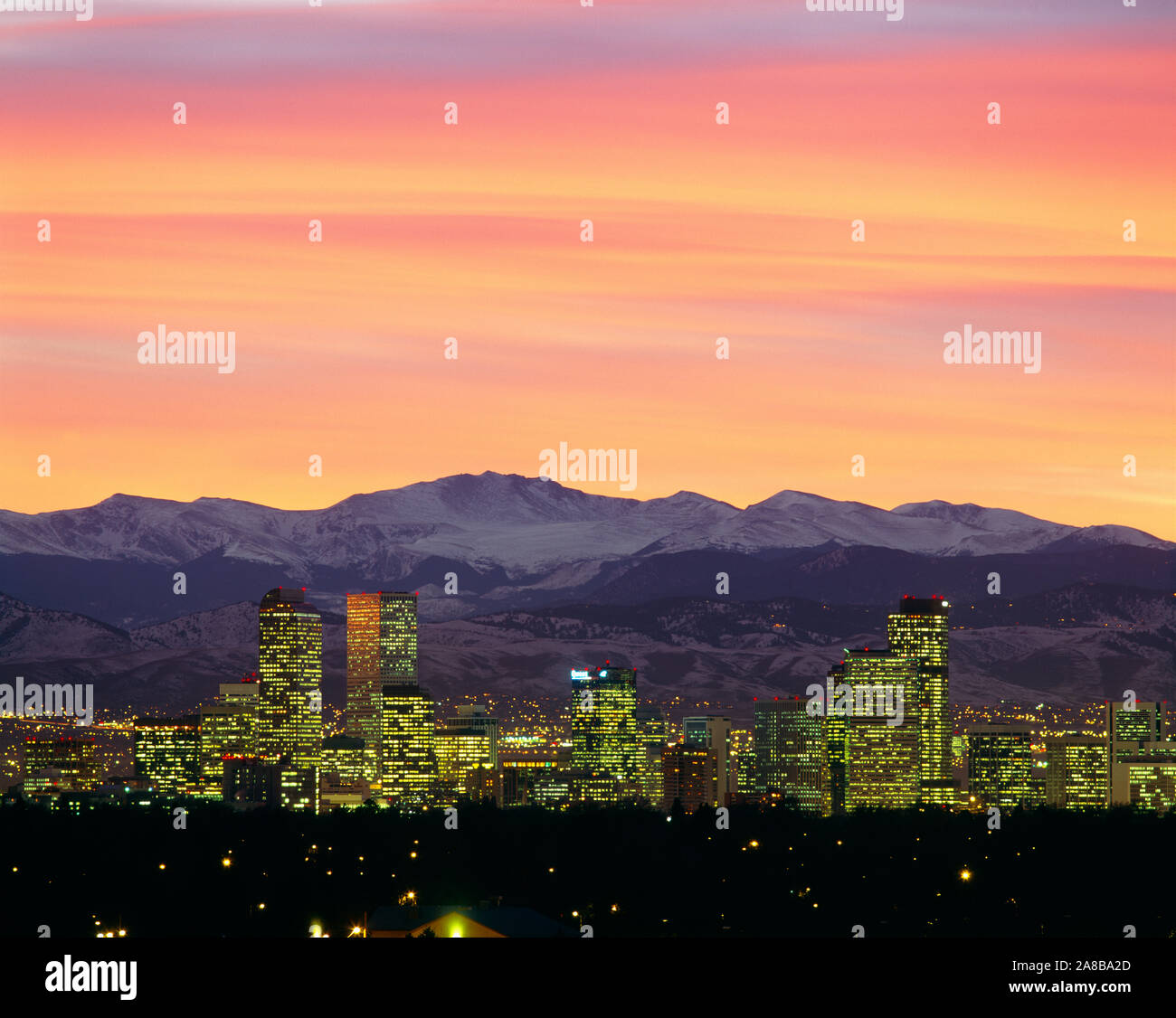 Skyline e montagne al tramonto, Denver, Colorado, STATI UNITI D'AMERICA Foto Stock