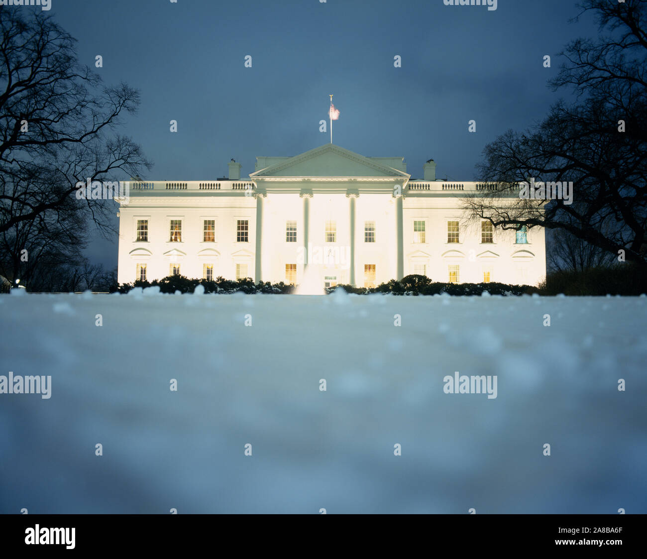 Vista superficiale di neve davanti alla Casa Bianca a Washington DC, Stati Uniti d'America Foto Stock