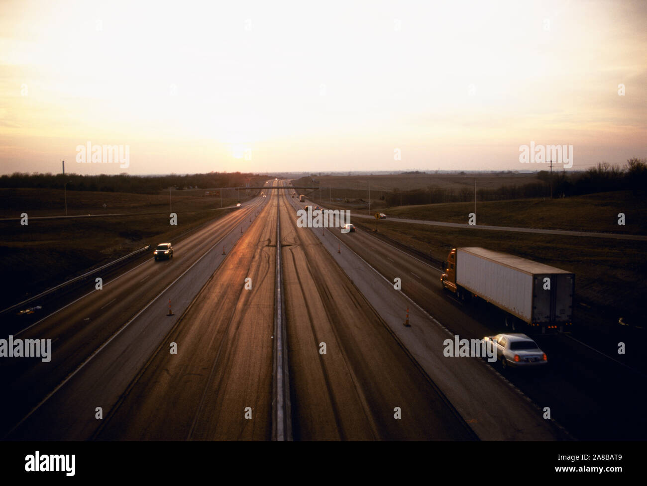 Angolo di alta vista del traffico sulla strada, Kansas Turnpike, Interstate 70, Shawnee County, Kansas, STATI UNITI D'AMERICA Foto Stock