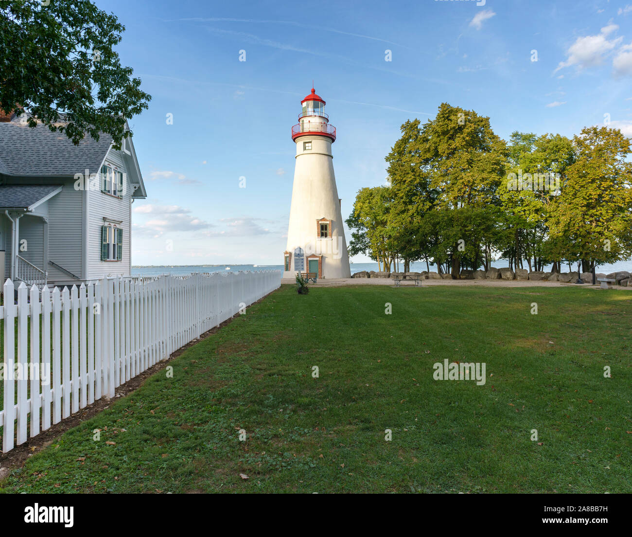 Vista diurna Marblehead Faro e luce casa del guardiano di casa, Marblehead Lighthouse stato parco sul Lago Erie Marblehead Ohio Settembre 2018. Foto Stock