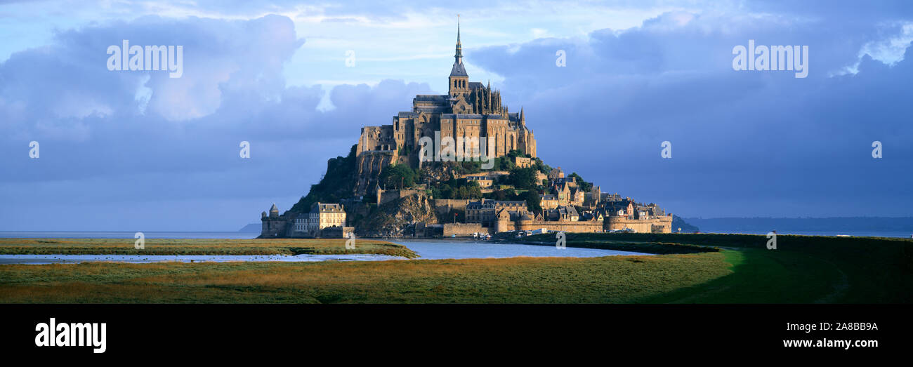 La Chiesa in un paesaggio, Mont Saint-Michel, Normandia, Francia Foto Stock