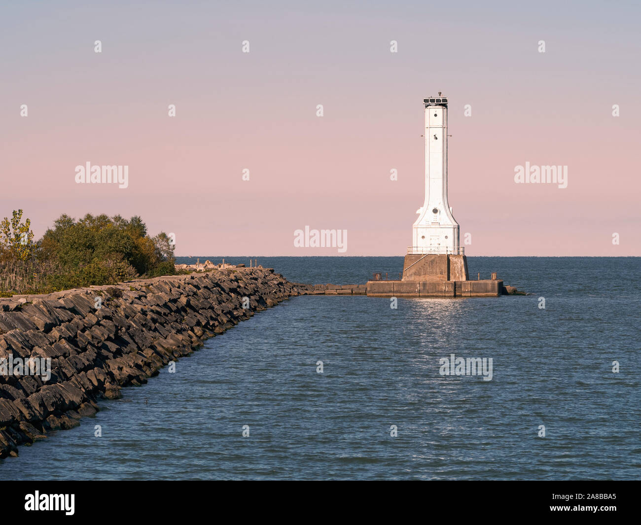 Huron Faro del porto sul Lago Erie, rosa cielo di notte, Sailor's Delight, autunno 2018 al crepuscolo. Di stile art deco luce in acciaio casa costruita nel 1939 Ohio Foto Stock