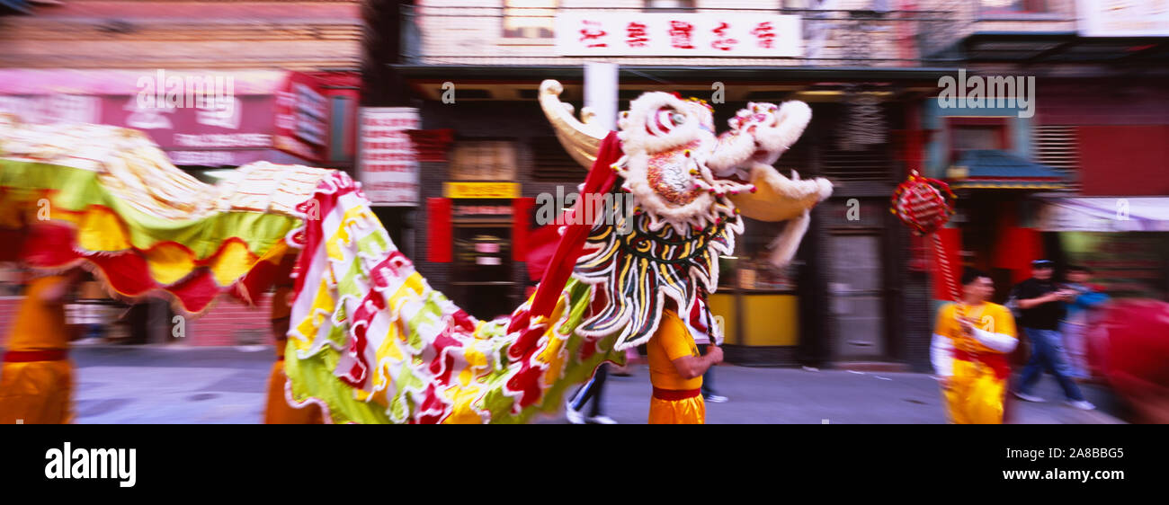 Un gruppo di persone di eseguire dragon ballare su una strada, la Chinatown di San Francisco, California, Stati Uniti d'America Foto Stock