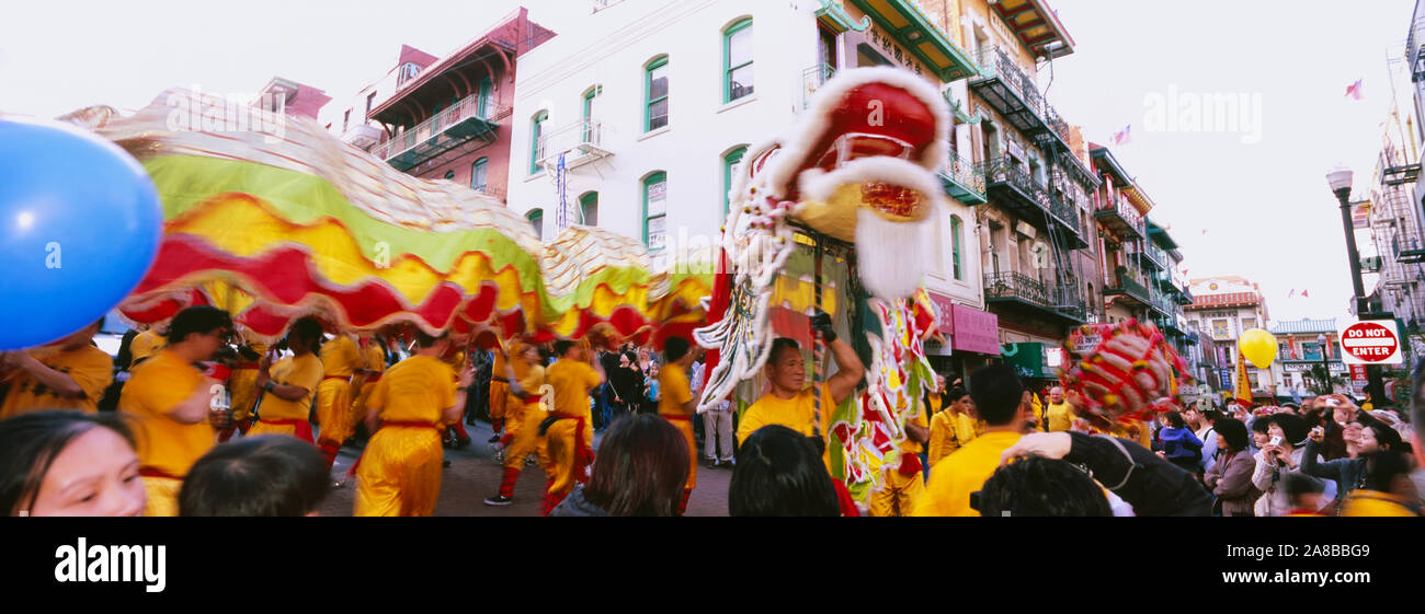 Persone di eseguire la tradizionale danza del drago per il Capodanno cinese, la Chinatown di San Francisco, California, Stati Uniti d'America Foto Stock
