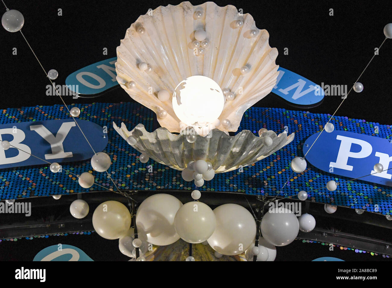 La folla pranzo Carnaby Street per vedere Ronnie Wood accendere le luci. Il tema di quest anno è di salvare il pianeta da Project Zero. Essi sono un oceano conservazione della carità e hanno creato un eco friendly display. Tutti i decori sono realizzati in materiale riciclato. Foto Stock