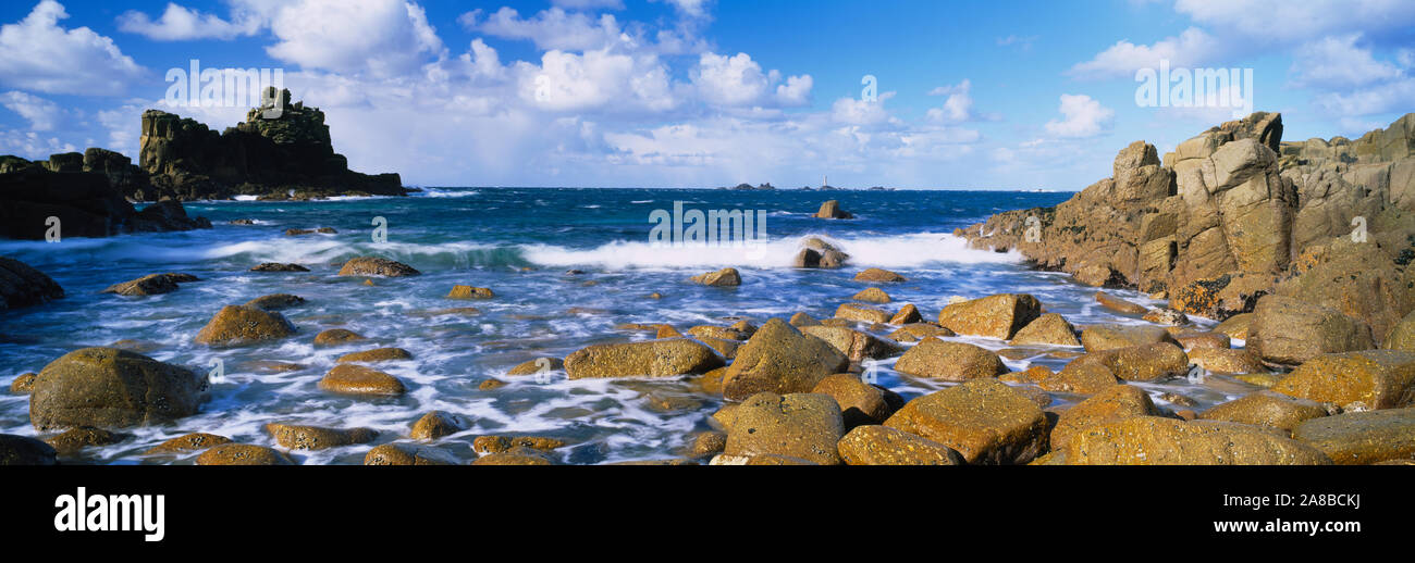 Le rocce in mare, armato cavaliere, Land's End, Cornwall, Inghilterra Foto Stock