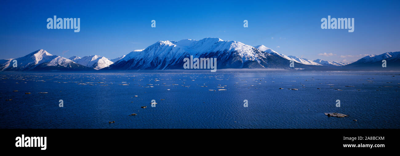 Paesaggio con cime Chugach Mountains e il lago, Turnagain Arm, Alaska, STATI UNITI D'AMERICA Foto Stock