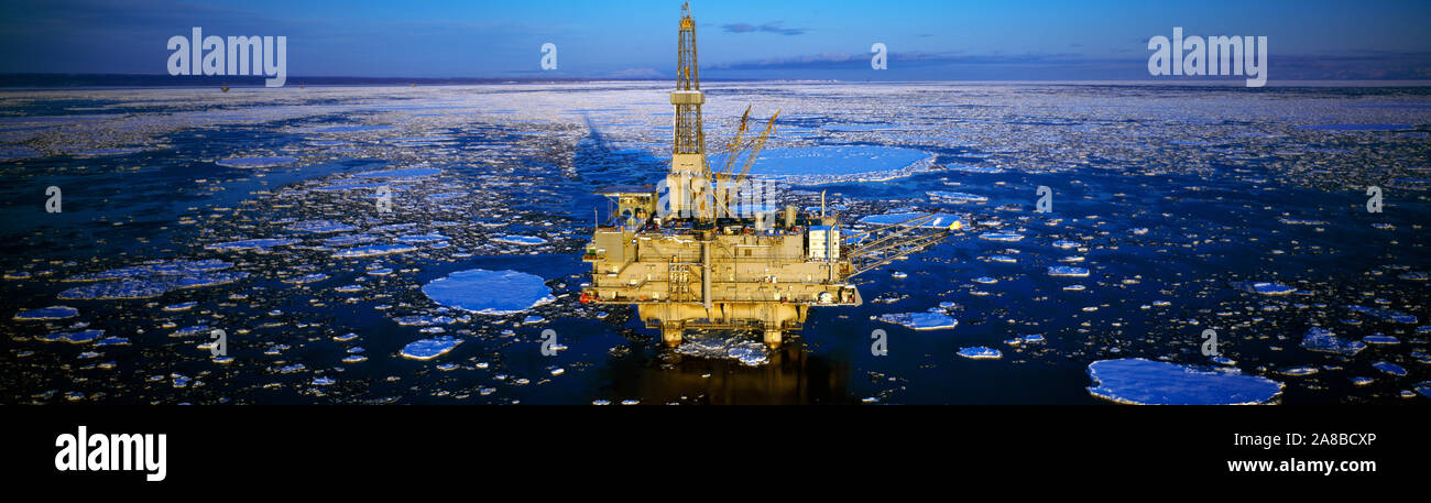 Olio della piattaforma di perforazione in mare, Cook Inlet, Baia di trading, Alaska, STATI UNITI D'AMERICA Foto Stock