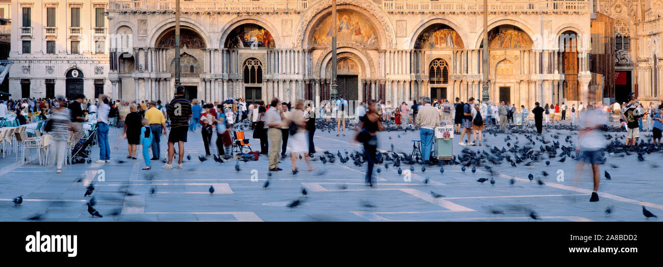 I turisti nella parte anteriore di una cattedrale, Basilica di San Marco, Piazza San Marco, Venezia, Italia Foto Stock