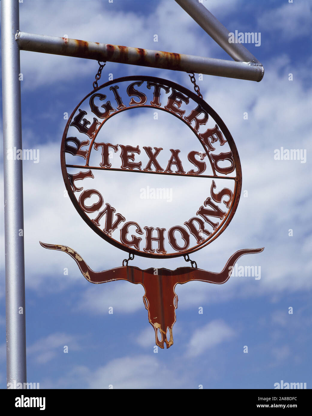 Basso angolo di visione di un longhorn segno registrato appeso su un palo, Texas, Stati Uniti d'America Foto Stock