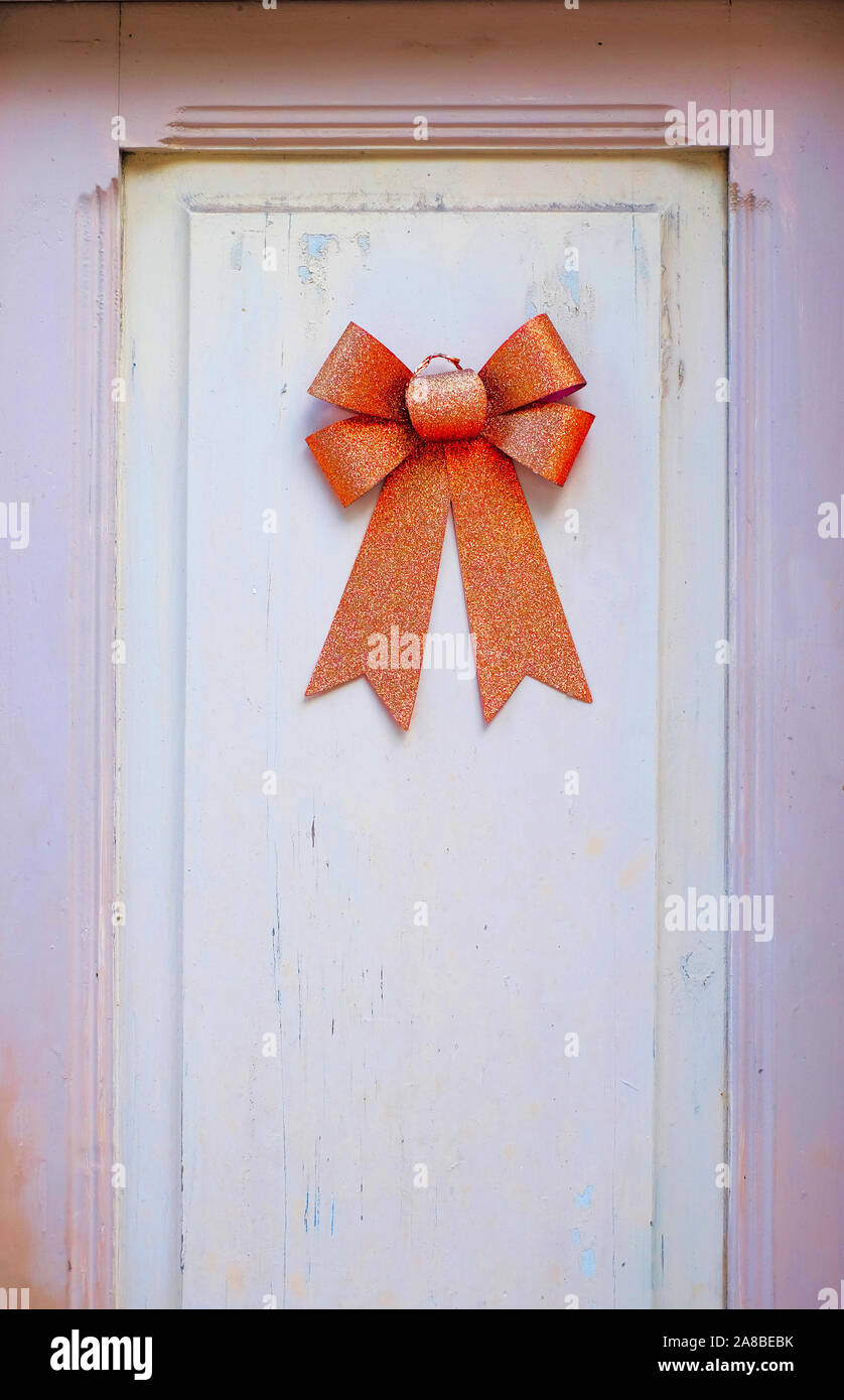 Porta decorata con un festoso di prua e nastri, concetto di compleanno, matrimoni e altri vita momenti felici. Foto Stock