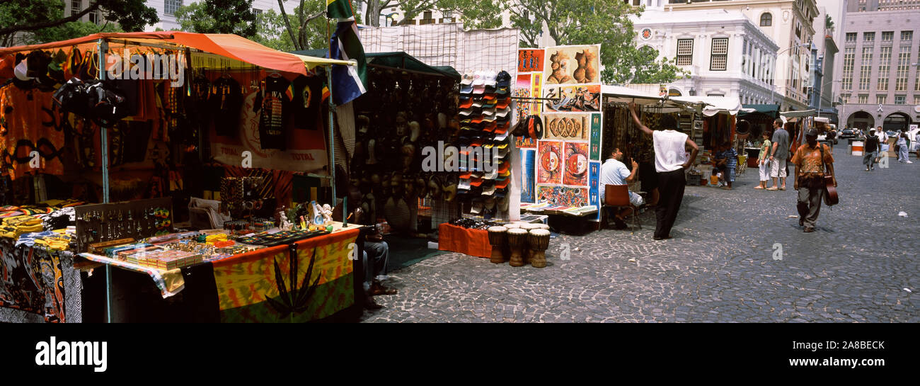 Mercato delle pulci in corrispondenza di un bordo strada, Greenmarket Square, Città del Capo, Provincia del Capo occidentale, Repubblica del Sud Africa Foto Stock