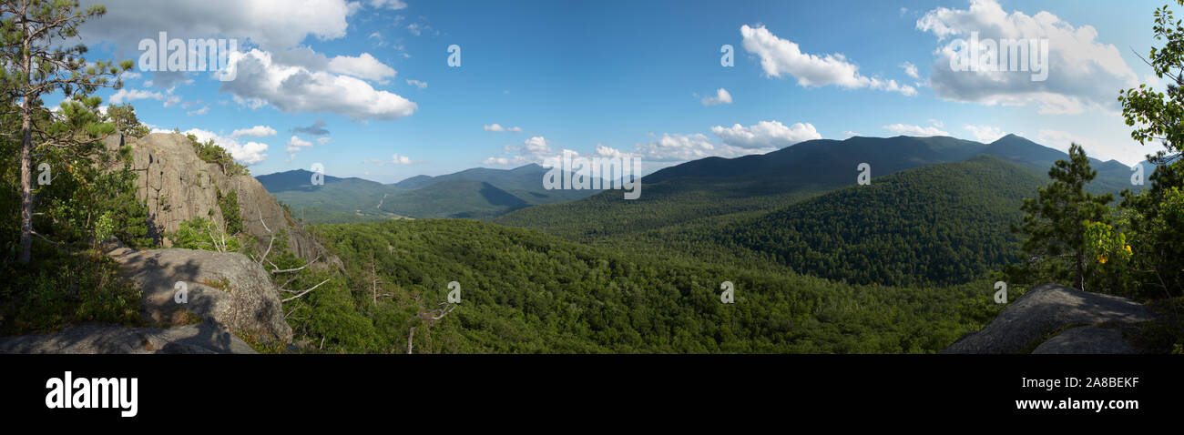 Nuvole sopra una catena montuosa, Montagne Adirondack, nello Stato di New York, Stati Uniti d'America Foto Stock