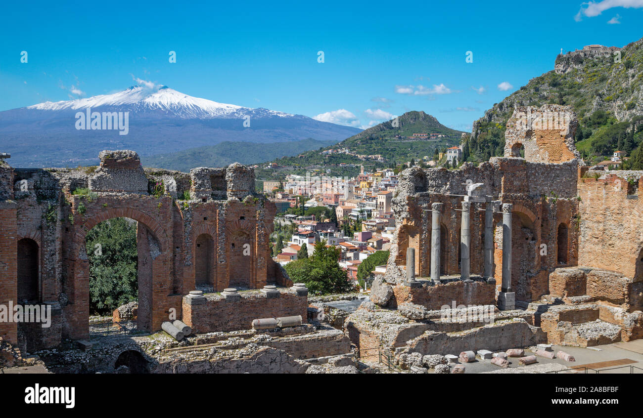 Taormina - Il Teatro Greco con il Mt. Il vulcano Etna e la città. Foto Stock