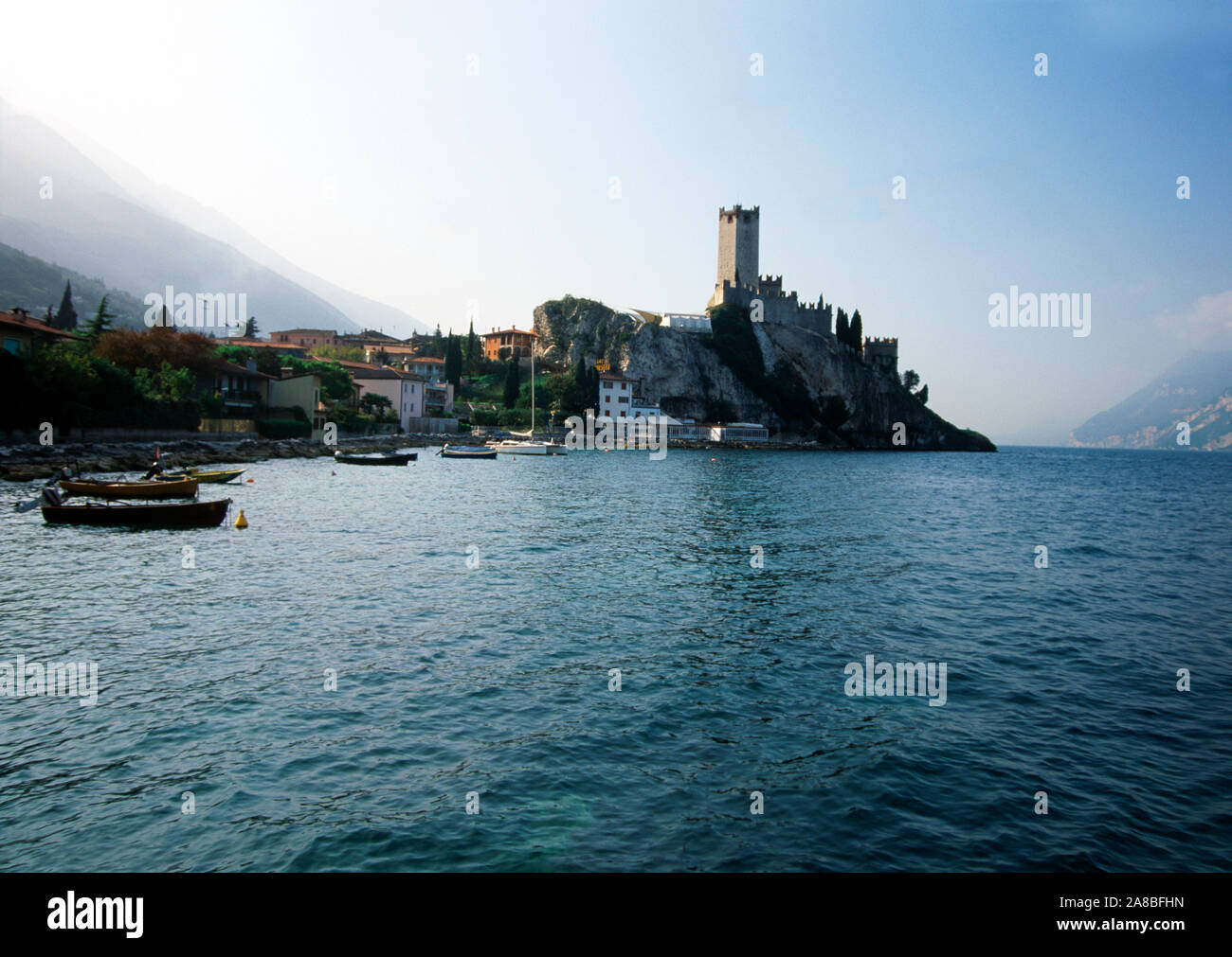 Malcesine con il castello scaligero, il Lago di Garda, Veneto, Italia Foto Stock