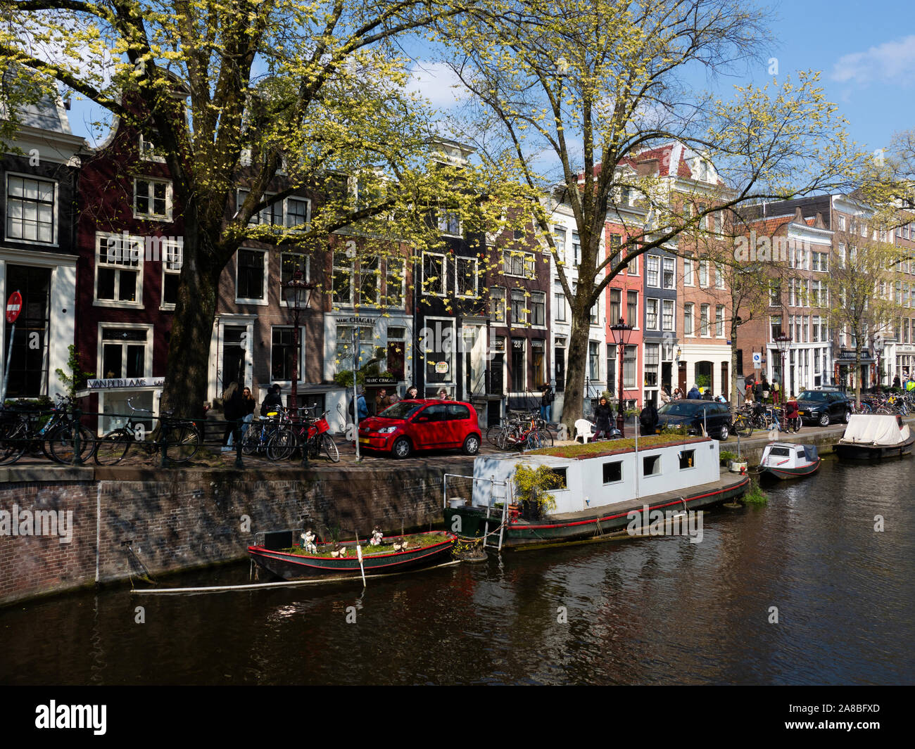 Case a schiera in città vecchia e case galleggianti in canal, Spielgelgracht, Amsterdam, Olanda Settentrionale, Paesi Bassi Foto Stock