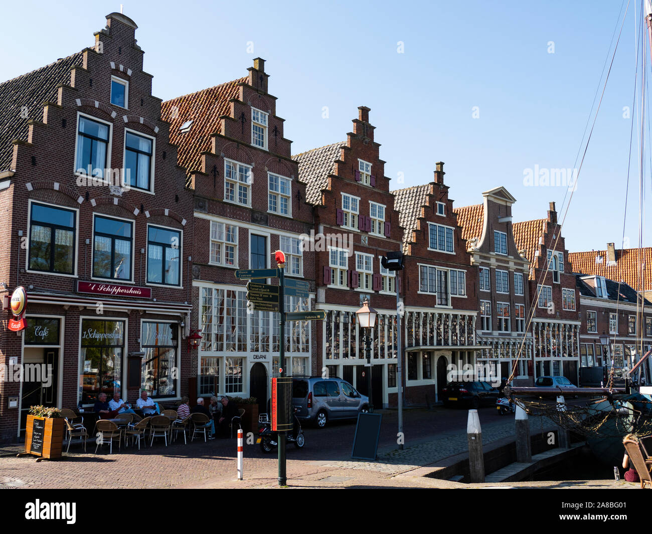 Negozi lungo il lungomare di Hoorn, Markermeer, North Holland, Paesi Bassi Foto Stock