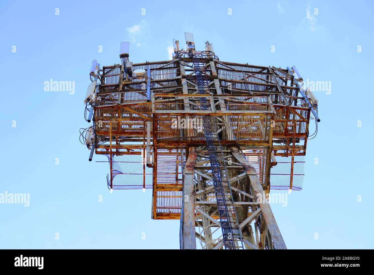 Stadium di luce torre di metallo su un cielo blu sullo sfondo Foto Stock